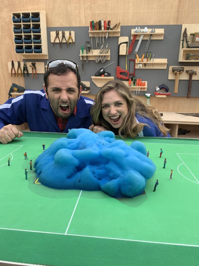 YouTube Brasil / Divulgação Indo do estúdio para um campo de futebol,Iberê e Mari buscam superar um recorde mundial