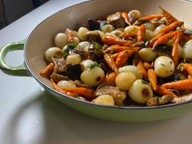 Patrícia Ferraz/Estadão Caldo de carne e vinagre de Jerez dão um toque especial à receita.