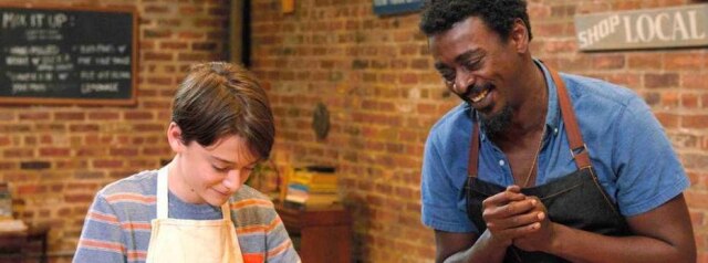 Divulgação Trecho do filme 'Abe', com Seu Jorge e Noah Schnapp, de 'Stranger Things'