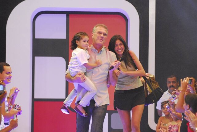 Frederico Rozario/Globo Pedro Bial esteve à frente do reality por 15 edições, de 2002 a 2016. Na foto, o apresentador recebe Tessália no 'BBB 10'.