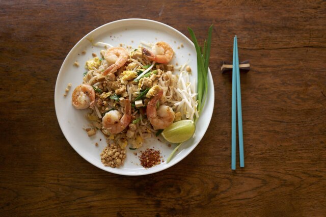 Dennis Welsh/The New York Times Pad Thai feito por Limanon em sua casa em Yarmouth, Estados Unidos