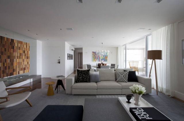 Marco Antonio/Divulgação O amplo living, que incorporou parte da varanda na reforma feita pela arquiteta Paula Magnani. Branco e cinza formam a base neutra da decoração