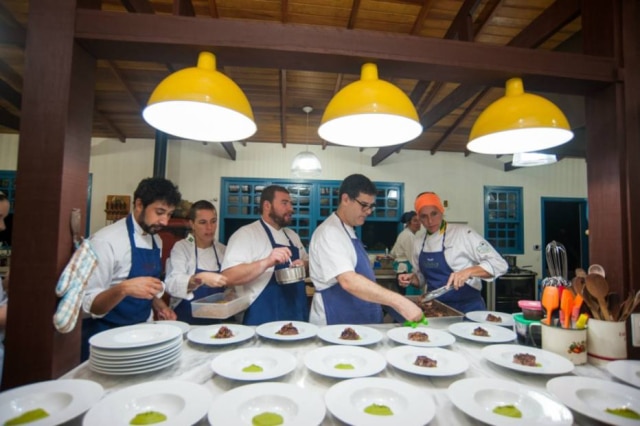 Pallatta|Divulgação Na cozinha do Provence, Luis Otávio Florêncio dos Santos (auxiliar do Mina) e os chefs Angélica Vitali, Gabriel Broide, Ari Kespers e Monica Rangel