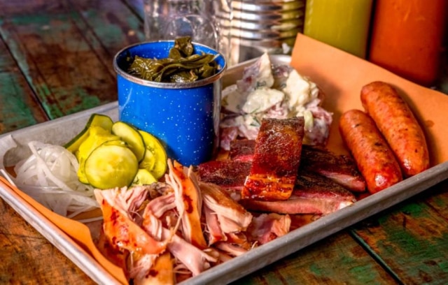 Divulgação Fat Cheeks Tray: frango desfiado, costelas de porco, linguiça de porco, vegetais refogados e salada de batata.