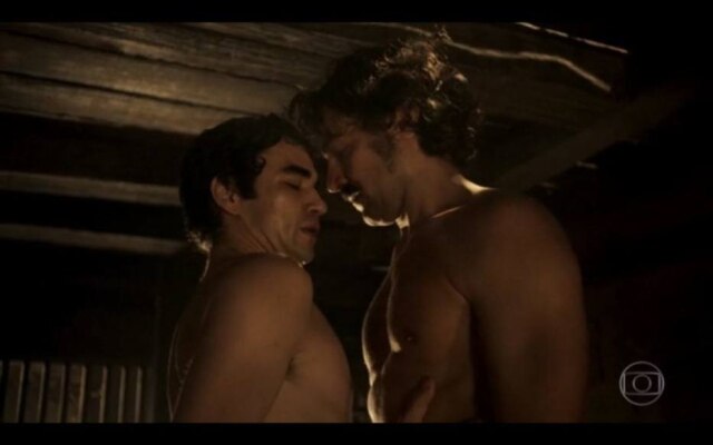Reprodução A cena de sexo gay foi a primeira no Brasil a ser transmitida por uma emissora em rede aberta.