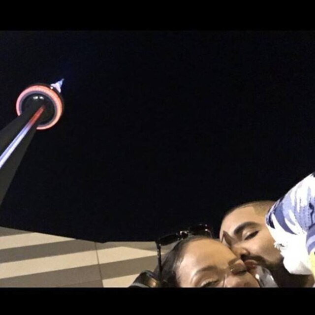 Reprodução/Instagram Foto do casal com o tubarão de pelúcia.
