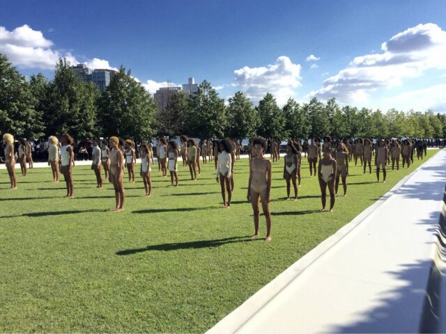 Guy Trebay/The New York Times A assinatura de Kanye: Modelos enfileiradas antes do começo do show