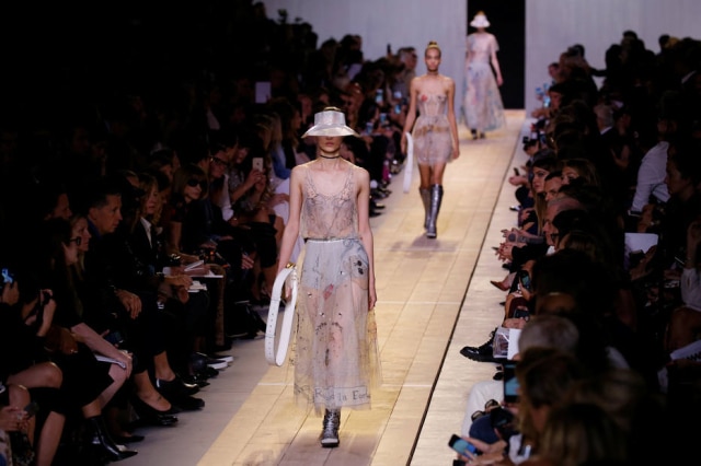 REUTERS/Gonzalo Fuentes Os bordados e vestidos delicados são a cara de Maria Grazia Chiuri na coleção de verão 2017 da Dior.