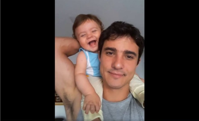 Reprodução Facebook O bebê Rafael cai na gargalhada quando leva uma 'bronca' do pai