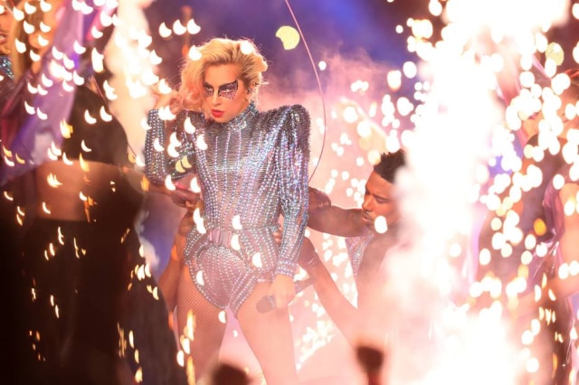 Tom Pennington/Getty Images/AFP Lady Gaga se apresentou no intervalo do 51º Super Bowl