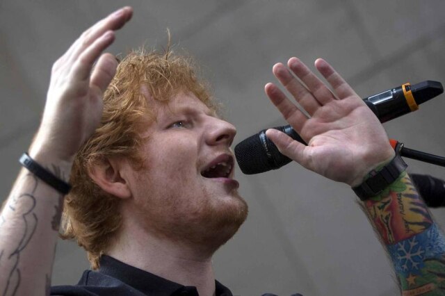 REUTERS/Adrees Latif Cantor acha que tem ótimas músicas para uma boyband