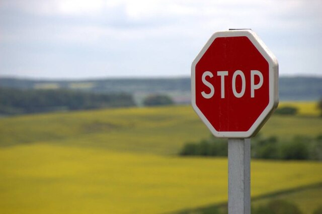 Pixabay Em vídeo, youtuber arranca placa de 'pare' por achar que ela era 'desnecessária'.