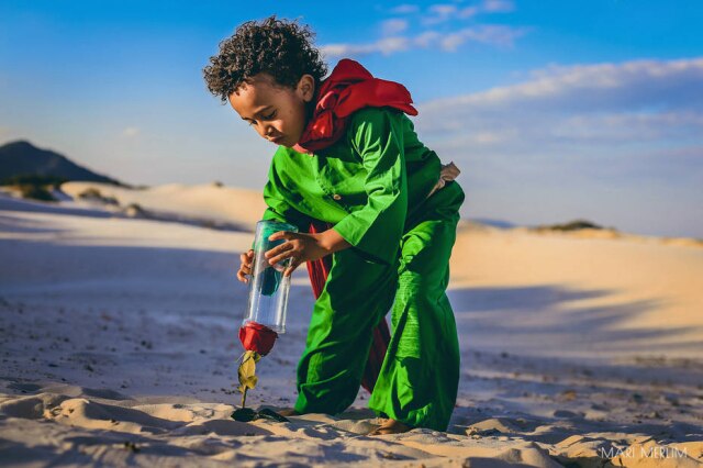 Imagens cedidas por Mari Merlim Arthur deu vida ao personagem de 'O Pequeno Príncipe' em ensaio fotográfico nas dunas de Florianópolis.