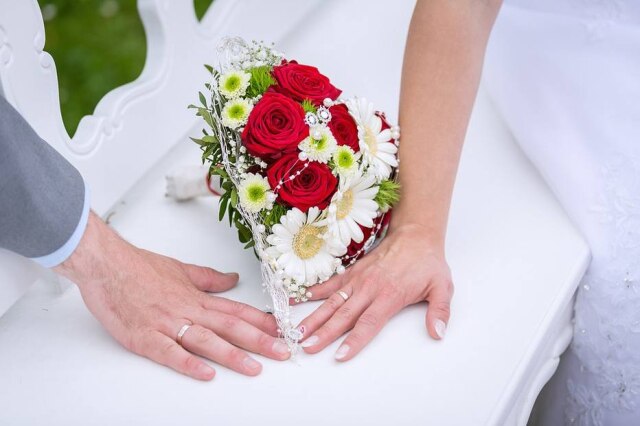 Pixabay / andibreit Becky Turney teve uma surpresa em seu casamento quando recebeu o homem que recebeu o coração do seu filho como padrinho