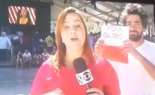 twitter.com/Eng_Ranieri Homem segurava cartaz de 'Fora, Globo' durante transmissão ao vivo.