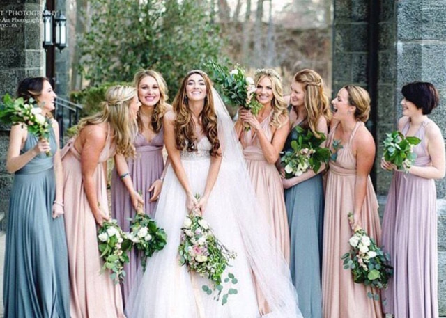 Instagram/ @twobirdsbridesmaid Vestido de madrinha de casamento pode se transformar em 15 produções diferentes com apenas uma peça