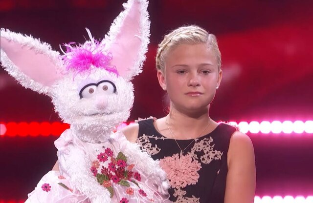 Reprodução de cena de 'America's Got Talent'/Youtube Darci Lynne, de 12 anos, na expectativa para o anúncio da vencedora de 'America's Got Talent'.
