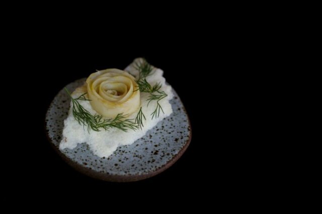 Ilana Lichtenstein Alcachofra. Pétalas com crocante de queijo Canastra, purê de limão e dill