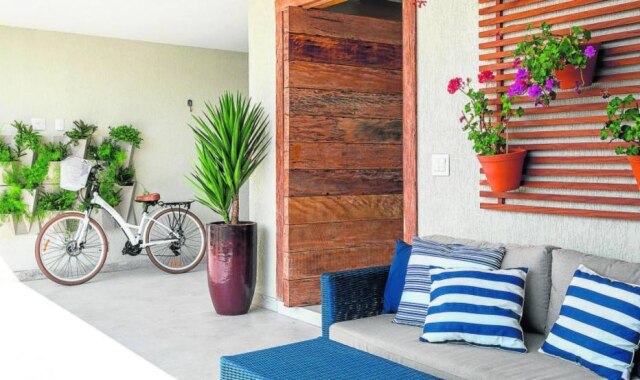 Andre Nazareth Ambiente de entrada da casa, a varanda foi transformada pela arquiteta sem descaracterizar a fachada. Tons de azul na decoração dão leveza à composição