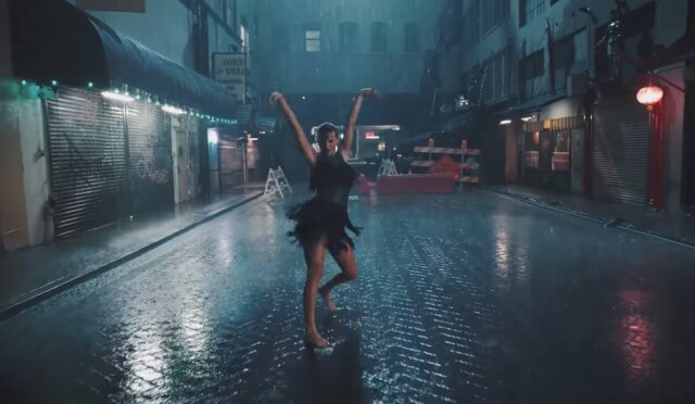 YouTube/TaylorSwiftVEVO Placa traz o nome 'Joe's Deli'