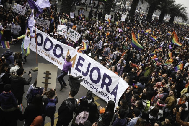 Alberto Valdés/EFE Participantes desfilam na 18ª Marcha do Orgulho Santiago, Chile, no sábado, 23.