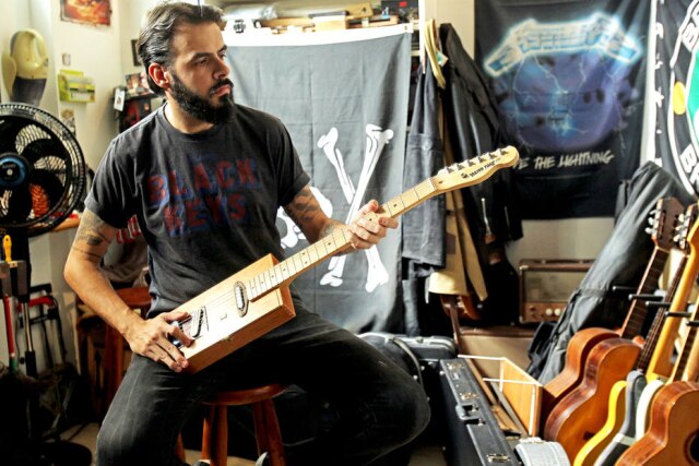 Ernesto Rodrigues/Estadão Renato Beolchi passou a se dedicar como luthier em 2017. Ele criou a marca Major Tone Guitars. Foto: Ernesto Rodrigues/Estadão