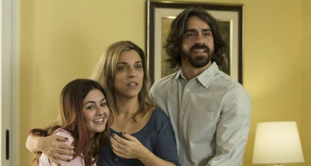 Stella de Carvalho/Divulgação Klara Castanho interpreta Manuela ao lado dos atores Júlia Rabello e Felipe Abib.