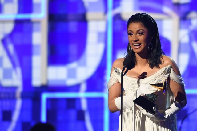 Robyn Beck / AFP Cardi B recebe o prêmio de Melhor Álbum de Rap no Grammy Awards 2019.