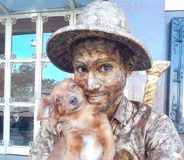 Yorge LuÃ­s Ruiz, artista de rua e imigrante venezuelano que trabalha como estÃ¡tua viva em Fortaleza, CearÃ¡, com sua cachorrinha.