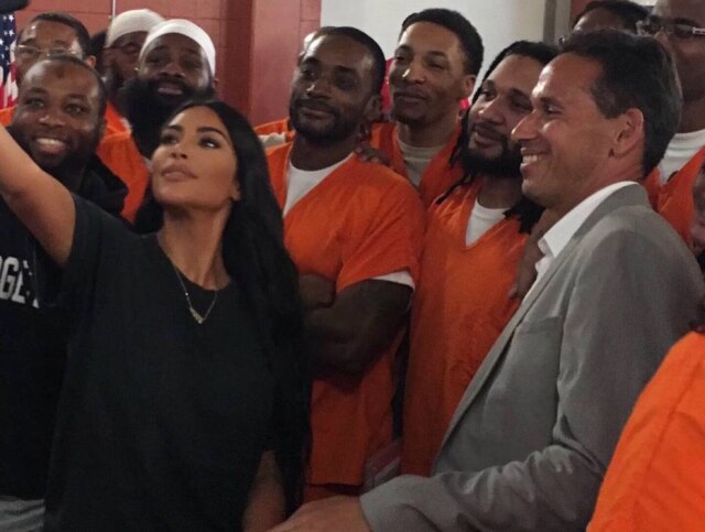Twitter / @KimKardashian Kim Kardashian durante uma atividade do projeto de educação em presídios da Universidade de Georgetown, em Washington D.C.