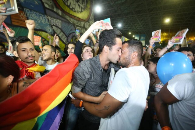 Wilton Júnior / Estadão Ato chamado de 'Beijaço' foi realizado na noite de sábado, 7 de setembro, na Bienal do Livro do Rio de Janeiro em protesto ao prefeito da cidade, Marcelo Crivella.