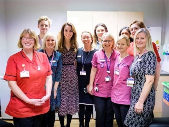 Palácio de Kensington/PA Wire/Divulgação via REUTERS Kate Middleton, duquesa de Cambridge, posa para foto com equipe de maternidade do Kingston Hospital.