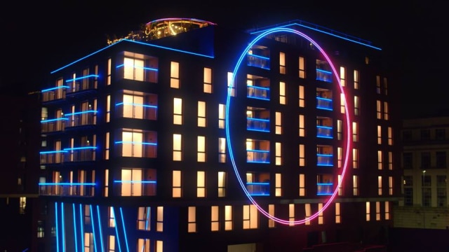 Netflix / Divulgação No programa, os participantes ficam confidenados em apartamentos, interagindo apenas por uma rede social
