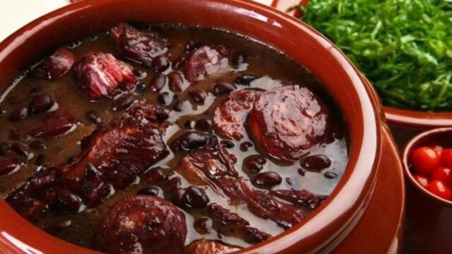 Divulgação A feijoada, prato típico brasileiro, também está no MaiFest