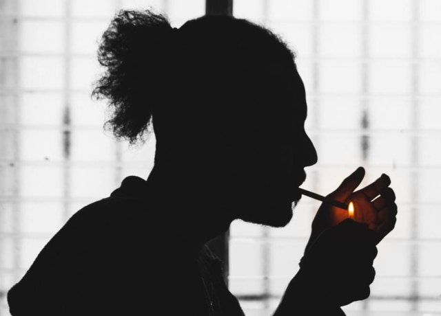 Unsplash/@russn_fckr Quarentena pode levar a estresse, tédio e frustração, sentimentos que podem despertar desejo pelo cigarro.