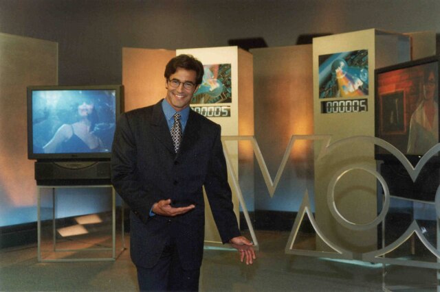 Nelson Di Rago / Globo / Divulgação Luciano Szafir como apresentador do 'Você Decide' na reta final do programa, em agosto de 2000