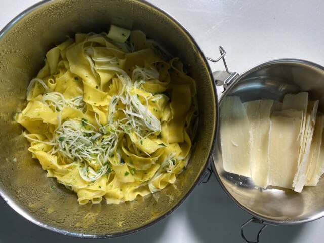 Tagliatelle de sêmola na manteiga com fios de palmito pupunha, salsinha e limão-siciliano. Para finalizar, lascas generosas de queijo Tulha 