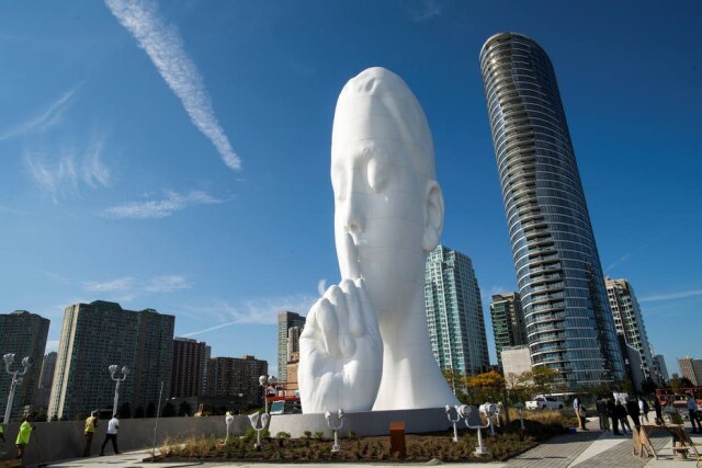 REUTERS/Eduardo Munoz Escultura branca maciça em Nova York convida a 'ouvir o silêncio da água'.