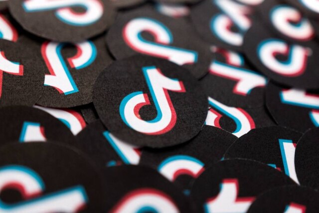 REUTERS/Dado Ruvic/Illustration O TikTok anunciou que estuda formas de monetizar seus criadores de conteúdo. Na primeira fase de implementação apenas perfis de criadores, personalidades públicas e editores de imprensa, com a partir de 100 mil seguidores, receberão o compartilhamento de receita.