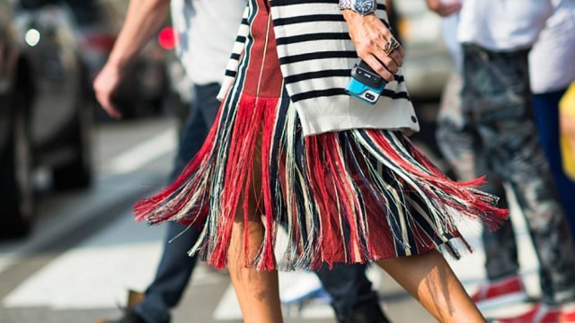Divulgação Já nas ruas, as franjas estão em tudo: roupas, bolsas, sapatos...