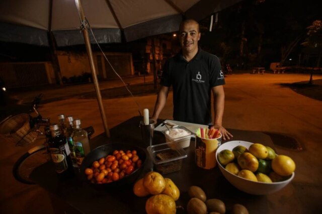Gabriela Biló|Estadão Na bike, Leandro prepara caipiras de frutas amarelas (maracujá, carambola, mexerica e abacaxi), três limões com rapadura e outras tantas