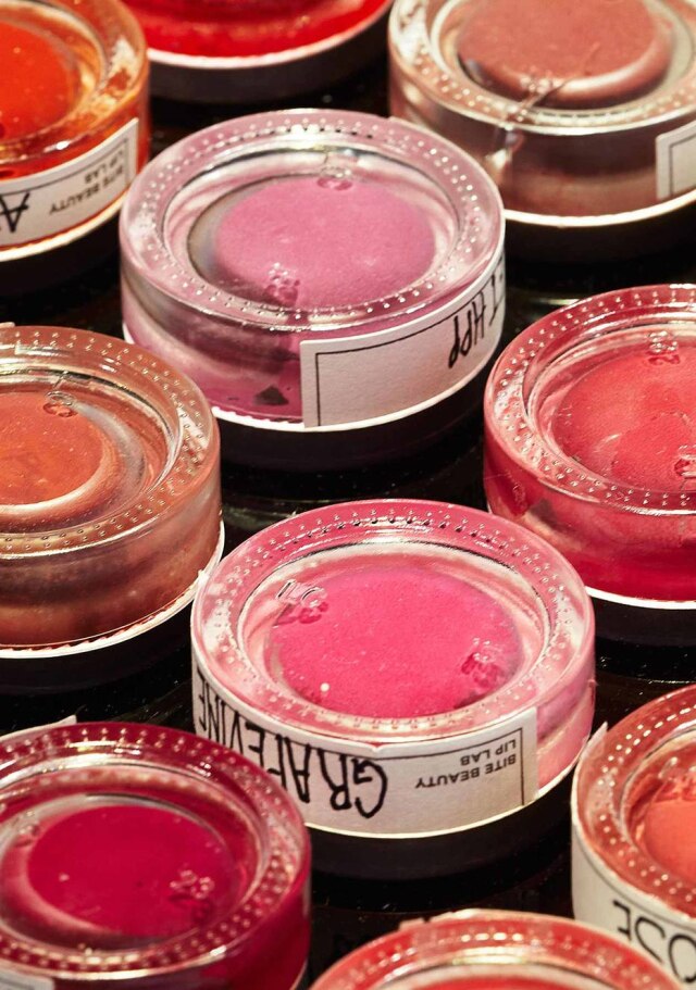 Divulgação Na Bite Beauty Lab é possível escolher o tom, a cobertura e o acabamento do produto.