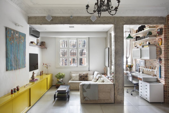MCA Estúdio/Divulgação Para renovar completamente a atmosfera do apartamento, o piso foi revestido com placas cimentícias