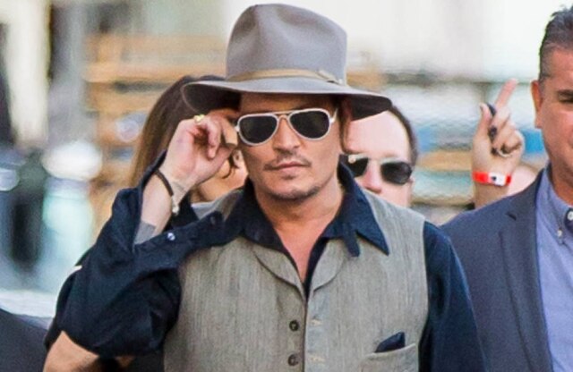 Bang Showbiz Johnny Depp é acusado de machucar a ex-mulher, Amber Heard, ao jogar um iPhone no rosto dela