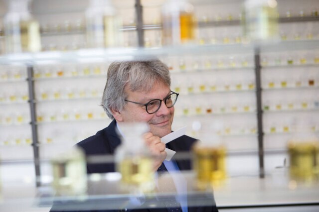 Rebecca Marshall/The New York Times O perfumista Jacquer Cavallier Belletrud testa uma essência no laboratório