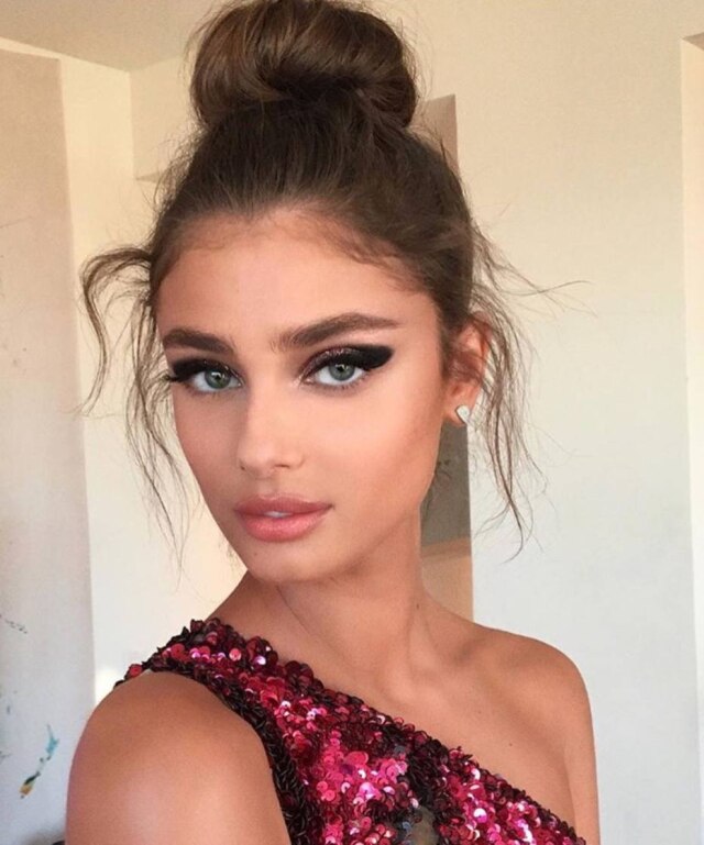 Reprodução/Instagram Taylor Hill apostou em um coque alto