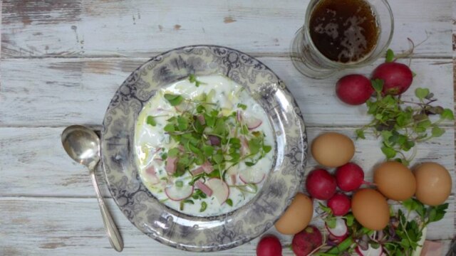 Jennifer Eremeeva| Divulgação Okroshka. Sopa fria leva batata, ovos, endro (dill) e vegetais, presunto ou salame, e, claro, kvass