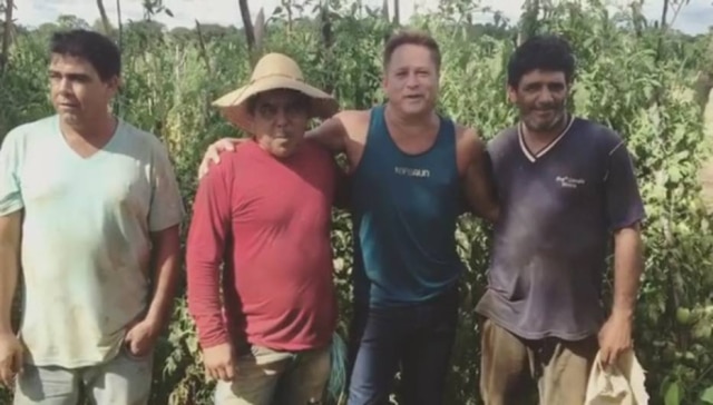 Reprodução/Instagram @Leonardo Leonardo na plantação de tomate com os amigos que não revia há 30 anos.