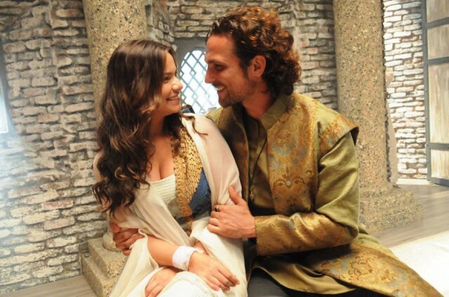 Munir Chatack/Record TV Joana (Milena Toscano) está num triângulo amoroso com seus dois melhores amigos: Zac (Igor Rickli, na foto) e Asher (Dudu Azevedo)