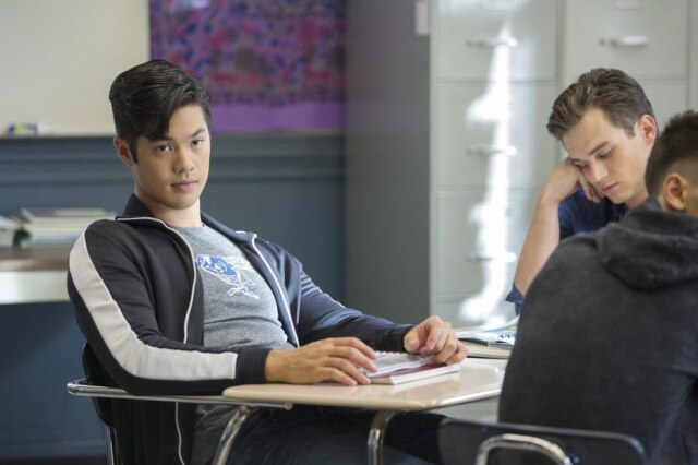 Cena do seriado '13 Reasons Why' / Netflix Internautas estão comparando fotos da sua própria adolescência com os atores de '13 Reasons Why', como Ross Butler